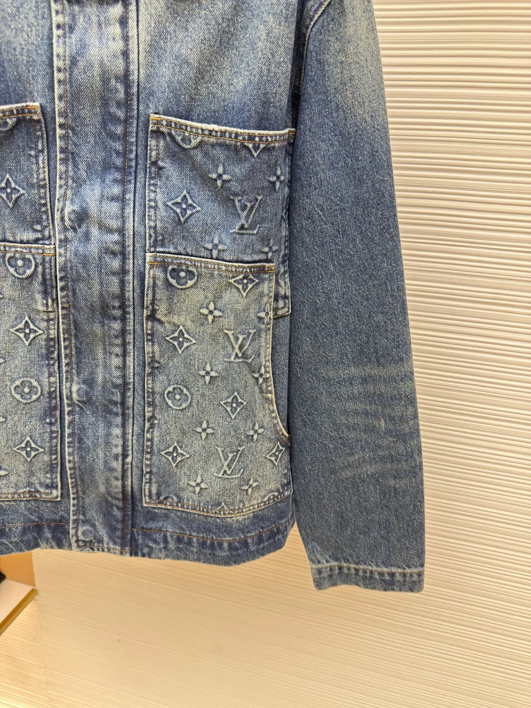 LOUIS VUITTON embossed pocket denim jacket ●Authentic product: Purchased and developed by 14219 ●Item number: 1680250-B95 ●Fabric: Denim denim fabric ●Technology: Heavy industrial washing ●Version: Fitted version ●Size: 46-48-50-52 ●Weight: about 1255g ●Description: The overall wiring is straight and delicate, the fabric is comfortable and soft, the color is consistent and there is no color difference